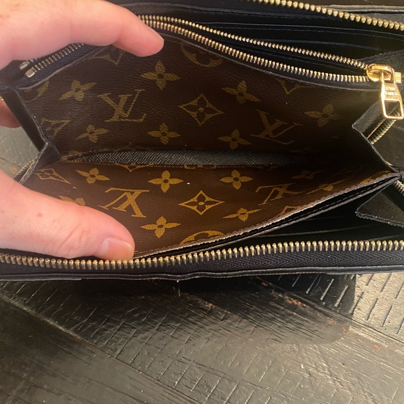 Authentic LOUIS VUITTON Retiro Zippy Wallet Monogram Canvas - Picture 5 of 16